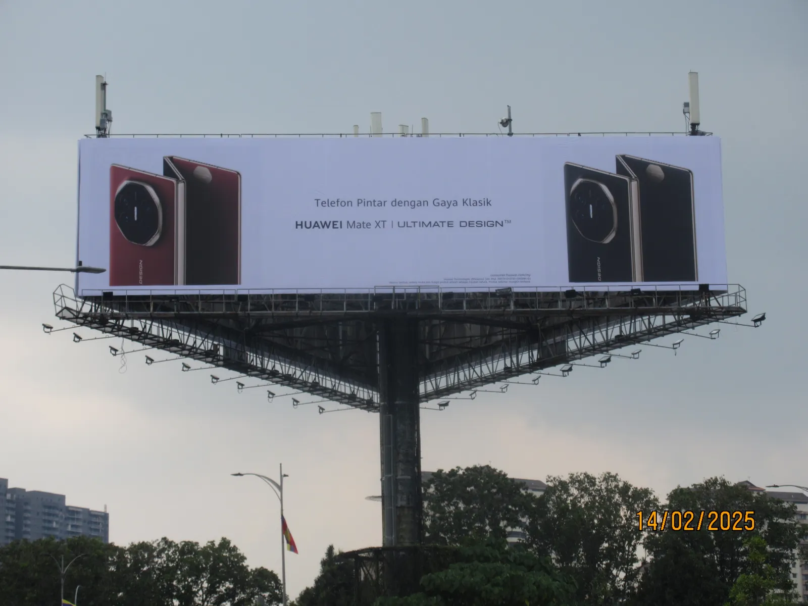 Huawei Mate XT highway board installed for SideBillboard